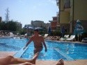 Medence a hotel előtt